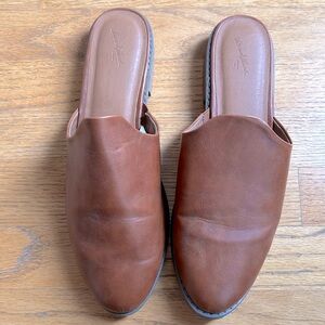Universal thread tan leather flat mule